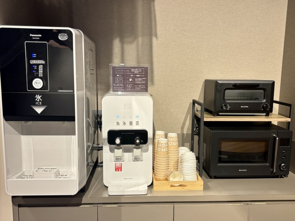 OMO5京都三条1階フリースペースの製氷機、ウォーターサーバー、トースター、電子レンジ